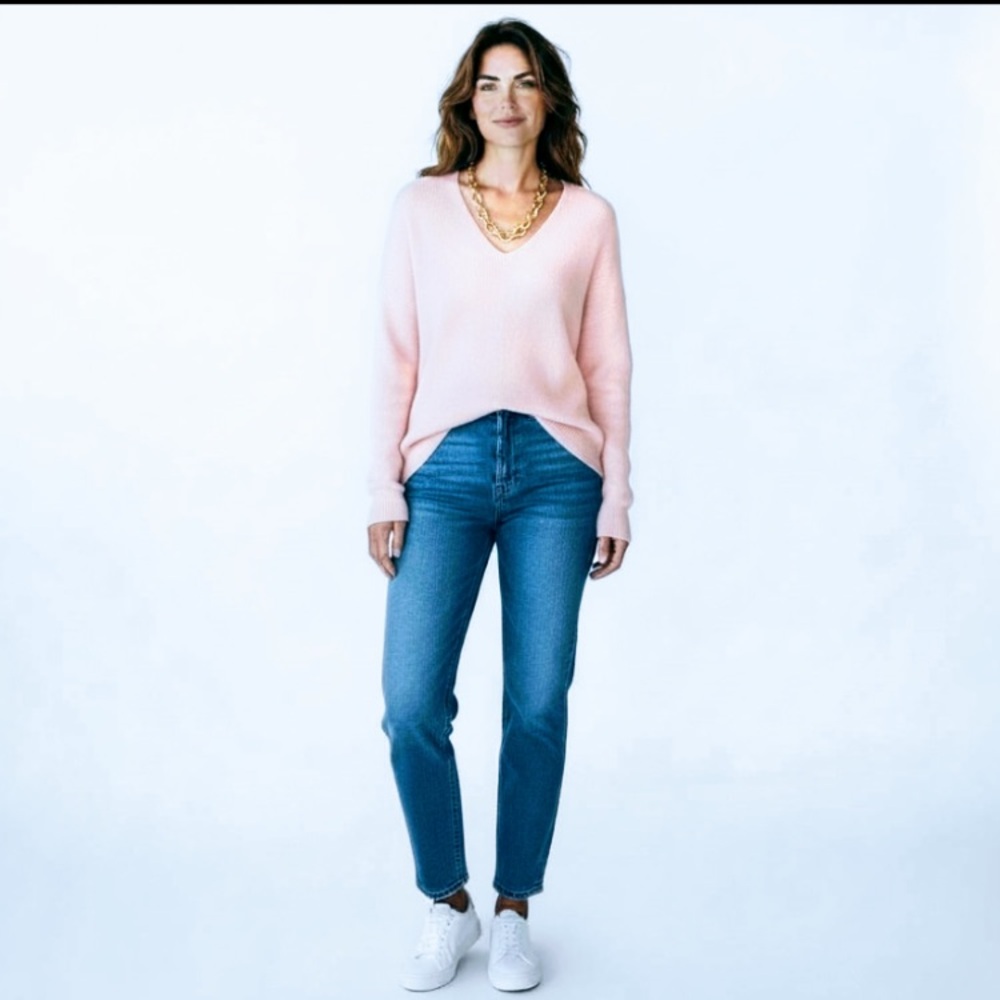 3/$29 Talbots Soft Pink Modern V-Neck Sweater size Medium Petite